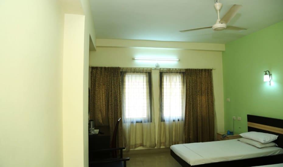 Sri Srinivasa Residency Hotel Kadapa ภายนอก รูปภาพ