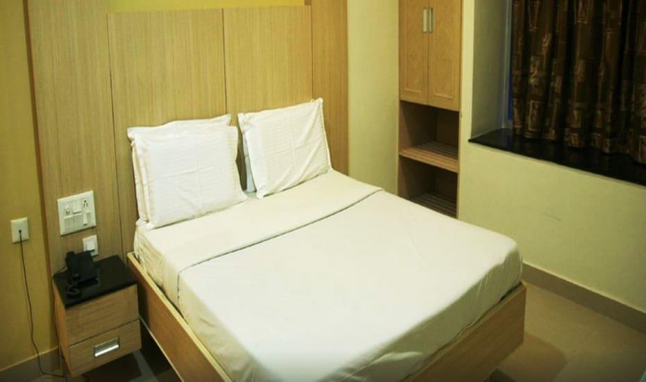 Sri Srinivasa Residency Hotel Kadapa ภายนอก รูปภาพ